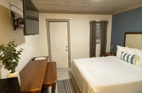 Northwest Pensacola Hotel | American Inn
