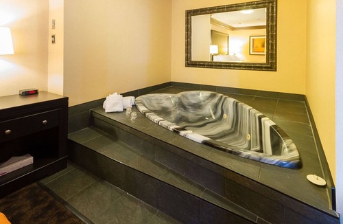 Niagara Falls Resort | Americana Waterpark Resort and Spa