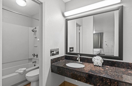 North Loop Hotel | Americas Best Value Inn Austin University