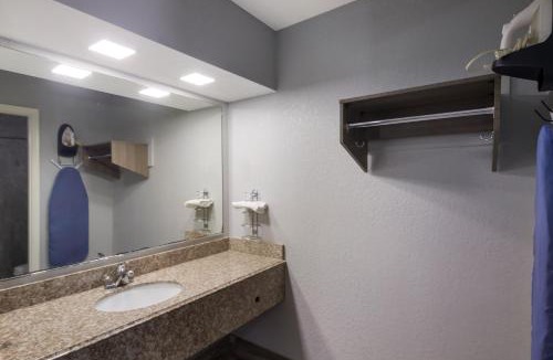 Buda Hotel | Americas Best Value Inn Buda