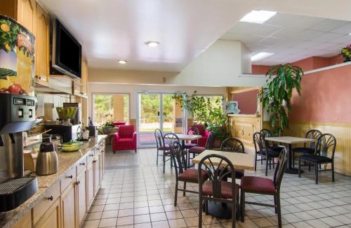 Darien Hotel | Americas Best Value Inn Darien