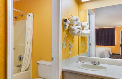 Darien Hotel | Americas Best Value Inn Darien