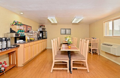Iola Hotel | Americas Best Value Inn Iola