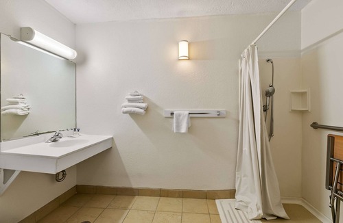 Highlands Hotel | Americas Best Value Inn Lincoln Airport