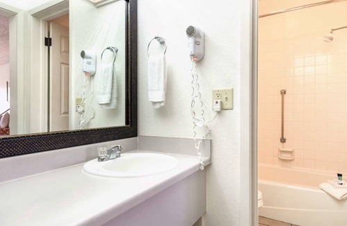 Paris Hotel | Americas Best Value Inn Paris