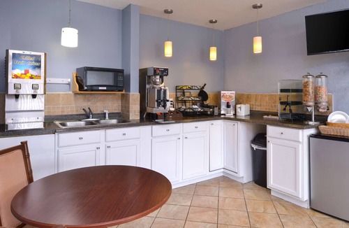 Branson Theater District Hotel | Americas Best Value Inn & Suites Branson - Near the Strip
