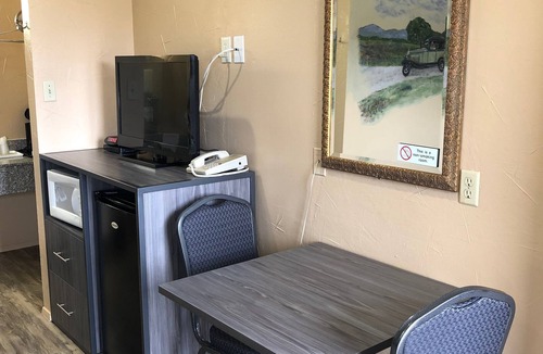 Junction Hotel | Americas Best Value Inn The Legends Inn