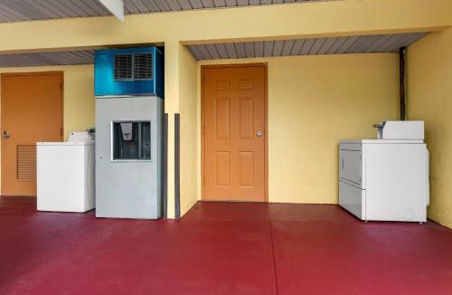 Montezuma Hotel | Americas Best Value Inn-Montezuma