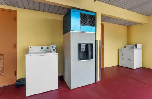 Montezuma Hotel | Americas Best Value Inn-Montezuma