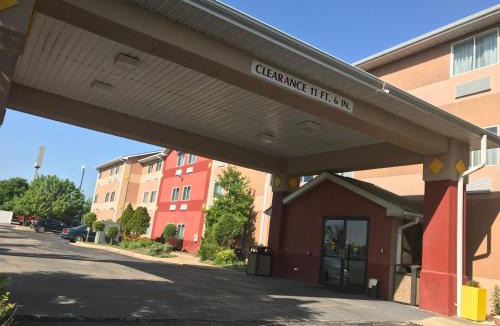 St. Charles Hotel | Americas Best Value Inn and Suites Saint Charles