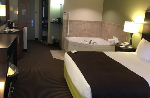 Fairfield Hotel | AmericInn by Wyndham Fairfield