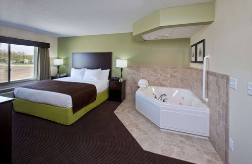 Fairfield Hotel | AmericInn by Wyndham Fairfield