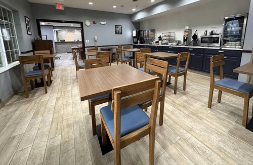 Galesburg Hotel | AmericInn by Wyndham Galesburg