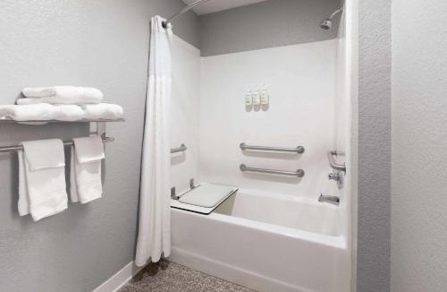 Grinnell Hotel | AmericInn by Wyndham Grinnell