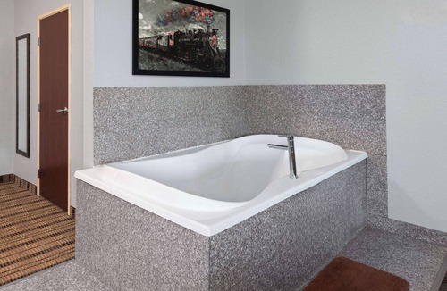 Grinnell Hotel | AmericInn by Wyndham Grinnell