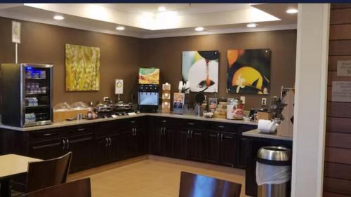 Moline Hotel | AmericInn by Wyndham Moline Airport/Quad Cities