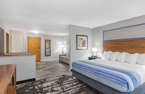 Pella Hotel | AmericInn by Wyndham Pella