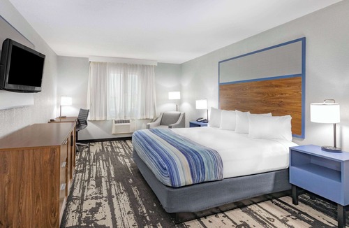 Pella Hotel | AmericInn by Wyndham Pella