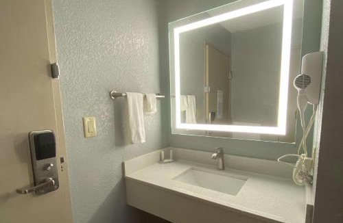 Williamsburg Hotel | AmericInn by Wyndham Williamsburg