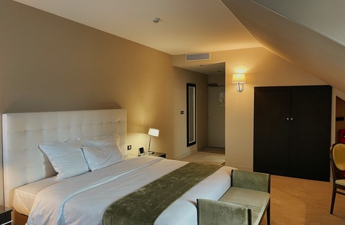 L'Isle-Adam Hotel | Amicitia