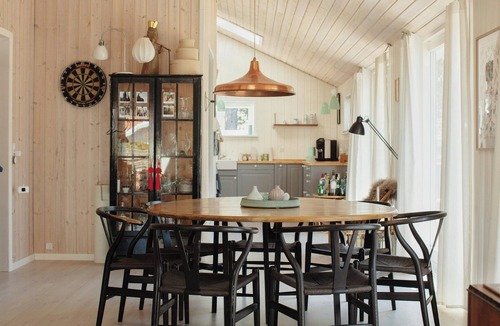 Hoeve Strand House | Amid heather near the sea lies Beach Hut