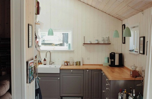 Hoeve Strand House | Amid heather near the sea lies Beach Hut