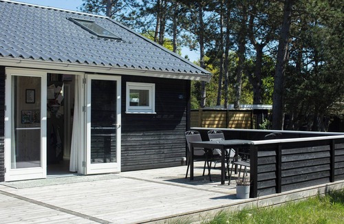 Hoeve Strand House | Amid heather near the sea lies Beach Hut