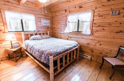 Ebervale House | Amish-Made Log Home- 50 Mile View, Hot Tub, Fire-pit, 4 Mi to Gorge!