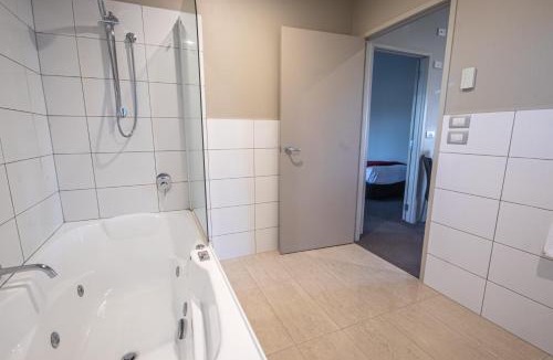 Stratford Hotel | Amity Motel