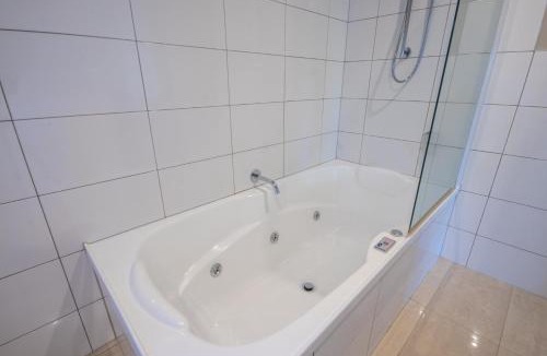 Stratford Hotel | Amity Motel