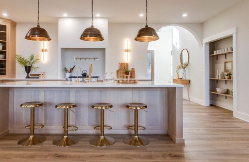 Valois House | Among the Oaks: Luxury 4 bed home, game room