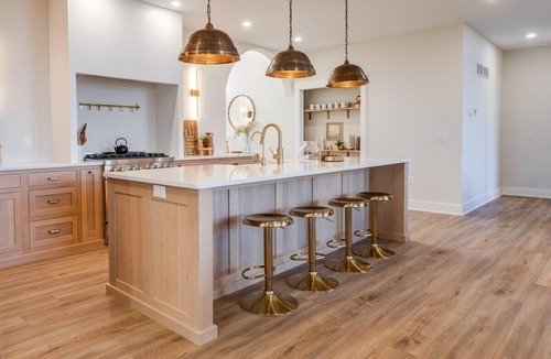 Valois House | Among the Oaks: Luxury 4 bed home, game room