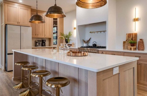 Valois House | Among the Oaks: Luxury 4 bed home, game room