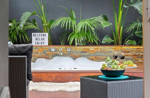 Frankston Villa | AMORE A Tranquil Retreat with Couples Spa