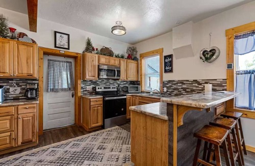 Bloomington House | Amore Del Lago | Sleeps 24, Hot Tub, Fire Pit, Games, Playground!