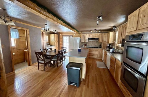 Cooke City-Silver Gate House | Amphitheater Mountain Cabin