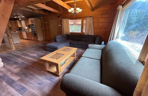 Cooke City-Silver Gate House | Amphitheater Mountain Cabin