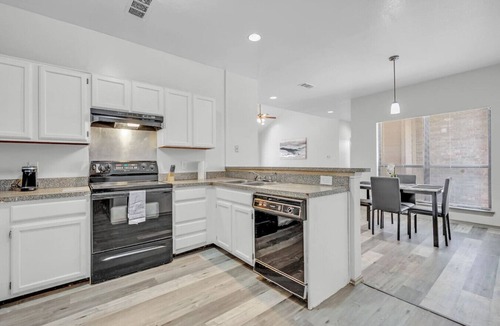 Dallas House | Ample 3 BR 2 Bath Home
