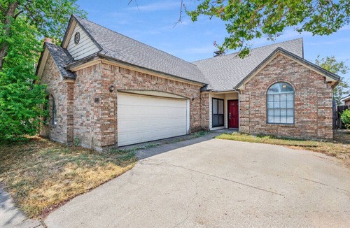 Dallas House | Ample 3 BR 2 Bath Home