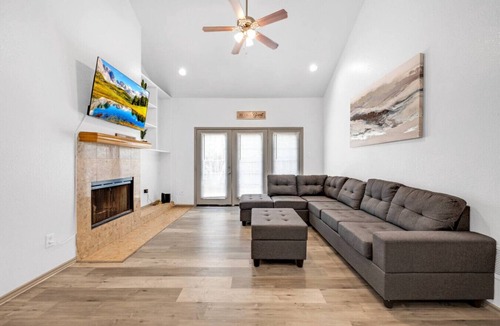 Dallas House | Ample 3 BR 2 Bath Home