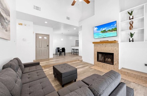 Dallas House | Ample 3 BR 2 Bath Home