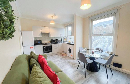 North Acton Apartment | Ample Acton 4-bedroom flat | Ealing | West London