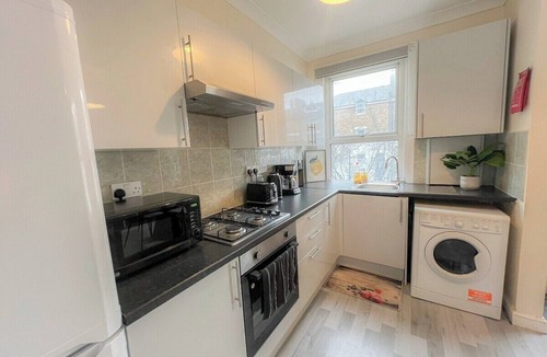 North Acton Apartment | Ample Acton 4-bedroom flat | Ealing | West London