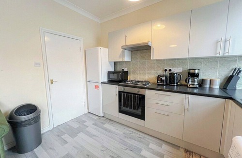 North Acton Apartment | Ample Acton 4-bedroom flat | Ealing | West London
