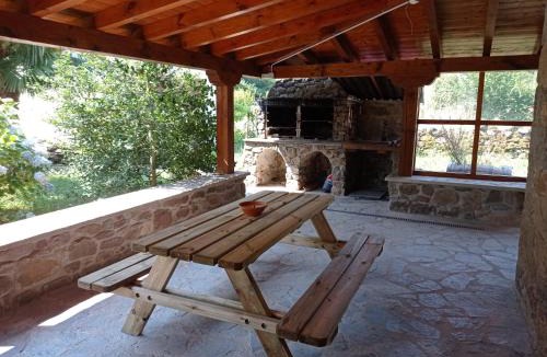 San Roque de Riomiera House | Amplia y cómoda casa de piedra con porche y jardín