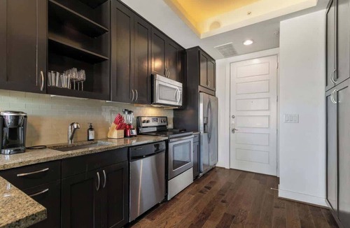 Uptown Apartment | Amyfinehouse |Cozy Studio|Pool+Patio+Wifi+Parking