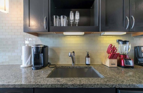 Uptown Apartment | Amyfinehouse |Cozy Studio|Pool+Patio+Wifi+Parking