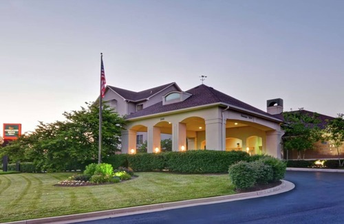 Lexington Hotel | An Accommodation for Family or Fur Parents | Free Breakfast and On-Site Parking