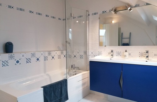 Lorris House | An authentic stay in a quiet area 5 minutes from shops, Maison Cléophée 1900