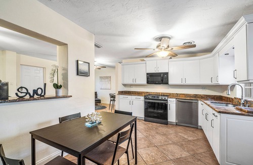 Oakland Park House | An elegant oasis, surrounded by palm trees, private backyard, close to the beach